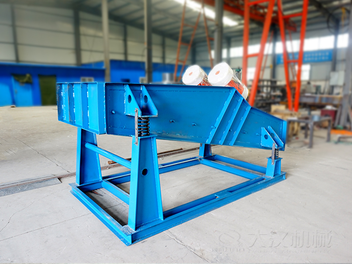 大型振動(dòng)篩主要是用來篩分煤礦，礦石一些大型的篩分場(chǎng)地中。